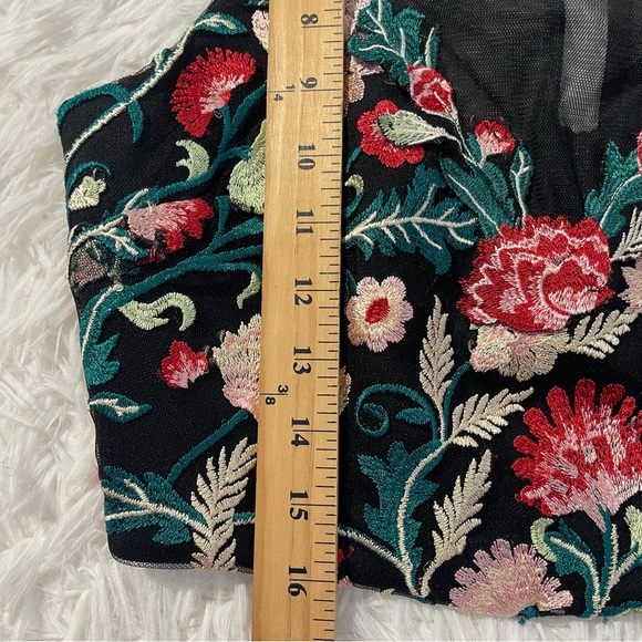 My Michelle Womens Embroidered Crop Top Size 7 Black Floral Sleeveless - Picture 6 of 7